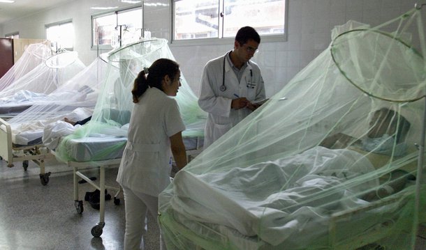 Chegou a 30 o número de municípios em situação de epidemia de dengue no Paraná, de acordo com boletim divulgado pela Secretaria de Estado de Saúde (Sesa); em uma semana, 12 novas cidades foram classificadas como epidêmicas; dos 399 municípios paranaenses, 258 já tiveram confirmações de casos de dengue; destes, 191 tiveram casos autóctones, ou seja, adquiridos na própria cidade; a pasta confirmou duas novas mortes, o que leva o número de óbitos a 15; também foram registrados mais 20 novos casos de vírus da zika, chegando a 111 confirmações e 28 casos de chikungunya