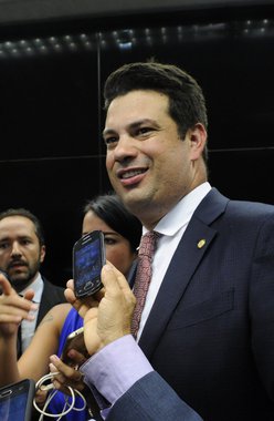 O deputado Leonardo Picciani (PMDB-RJ), aliado da presidente Dilma Rousseff, acaba de ser reeleito líder do PMDB na Câmara; com isso, a possibilidade de impeachment se torna muito remota; vitória contra Hugo Motta (PMDB-PB), que era o candidato do presidente da Câmara, Eduardo Cunha (PMDB-RJ), se deu por 37 votos a 30; apoio do PMDB é vital para encaminhar reformas, como a da Previdência, e também medidas do ajuste fiscal, como a aprovação da CPMF