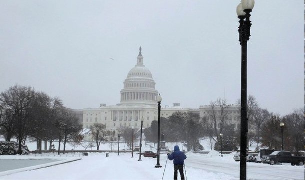 Mais de 85 milhões de pessoas em pelo menos 20 Estados norte-americanos estavam envolvidas em estado de alerta, observação ou recomendação para o tempo invernal, disse o Weather Channel, e muitas lojas ficaram com prateleiras vazias conforme moradores estocaram comida, água e vinho, preparando-se para passar o fim de semana dentro de casa
