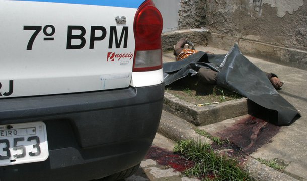 O indicador Homicídio Doloso apresentou queda de 15,1% no estado no ano de 2015 quando comparado com 2014; foram 745 vítimas a menos em 2015 do que no ano anterior, o que representa uma taxa de Homicídio Doloso por 100 mil habitantes de 25,4 no estado em 2015, a segunda menor registrada em toda a série histórica (iniciada em 1991); quando analisado por regiões do estado, a Baixada Fluminense foi a que apresentou queda mais expressiva dos homicídios dolosos com 461 vítimas a menos em 2015 quando comparado com o ano de 2014, seguido pelo Interior, que registrou 186 mortes a menos no último ano