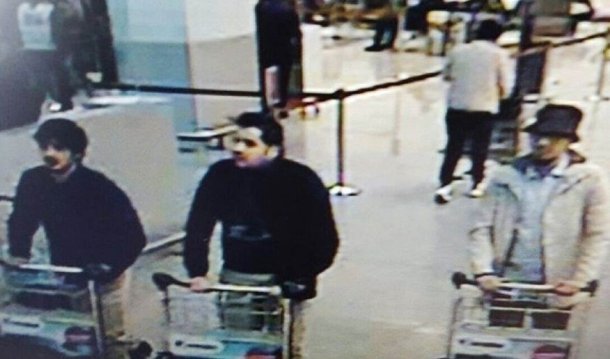 O procurador federal da Bélgica identificou nesta quarta-feira dois irmãos como os homens-bomba que mataram pelo menos 31 pessoas no mais mortal ataque da história de Bruxelas, mas disse que um outro suspeito está foragido; Ibrahim El Bakraoui, 29 anos, um dos dois homens que se explodiram no aeroporto de Bruxelas, deixou um testamento em um computador abandonado; seu irmão, Khalid El Bakraoui, 27 anos, se explodiu em um vagão do metrô