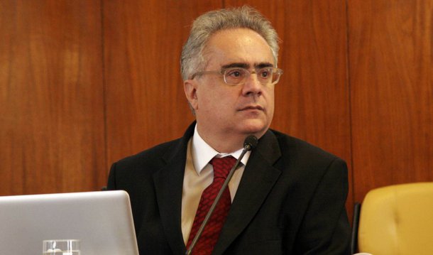 "A Rede Globo montou uma campanha implacável em torno do tema “impeachment não é golpe”, recorrendo a um recurso primário. Chega até o jurista e pergunta se impeachment é golpe. É o jurista obviamente responde que não, já que previsto na Constituição. A pergunta a ser feita é “este impeachment, da maneira como está sendo montado, é golpe?”. É golpe. Como impichar uma presidente sem apontar uma culpa sequer, sem comprovar nenhum crime de responsabilidade?", diz o jornalista Luis Nassif