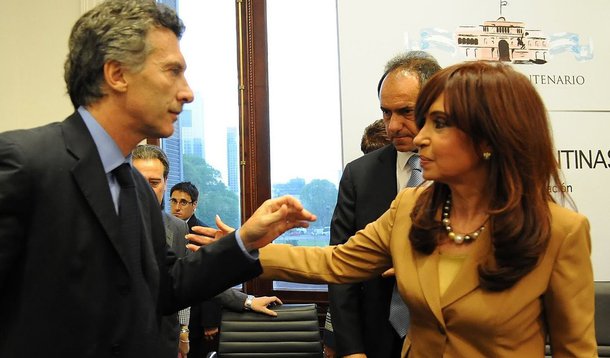 Câmara dos Deputados da Argentina aprovou nesta quarta-feira (06/04) o Decreto de Necessidade e Urgência (DNU) 267/2015, assinado pelo presidente Mauricio Macri em dezembro do ano passado, que modifica a Lei de Meios e a Lei Argentina Digital e dissolve as agências federais que as regulam — Afsca e Aftic; aprovada em 2009, a lei foi uma das principais conquistas do governo de Cristina Kirchner (2007-2015) e se tornou uma referência internacional na regulamentação dos meios de comunicação