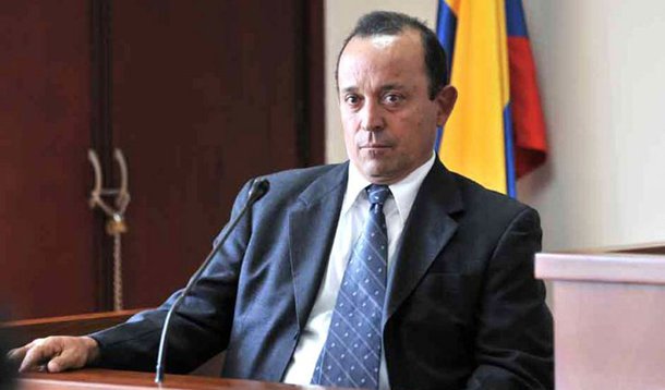 Segundo o promotor do caso, Santiago Uribe, irmão mais novo do ex-presidente da Colômbia Álvaro Uribe (2002-2010), teve papel importante na formação e crescimento do grupo paramilitar Os 12 Apóstolos, na década de 1990; ele foi acusado de homicídio; o grupo é responsabilizado por dezenas de mortes no departamento de Antioquia, no noroeste do país