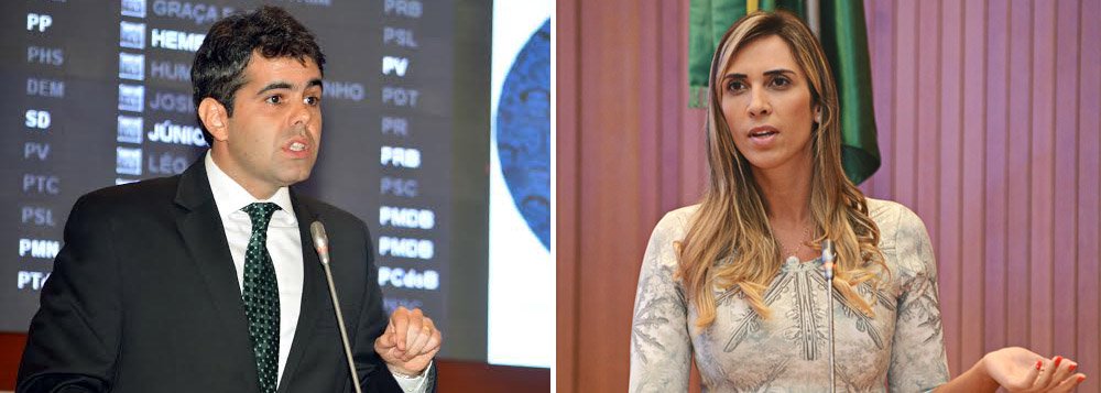 Continua repercutindo a briga entre os deputados Adriano Sarney (PV) e Andrea Murad (PMDB) pela liderança da oposição na Assembleia Legislativa do Maranhão; zem sucesso, o parlamentar pressionou até o último minuto para convencer o PMDB a participar de um “blocão oposicionista” com o PV; a composição seria liderada por Adriano, mas Andrea – insuflada por Ricardo Murad – bateu o pé, exigindo que os peemedebistas Roberto Costa, Nina Melo e Max Barros formassem um bloco apenas com o PROS, do cunhado Sousa Neto