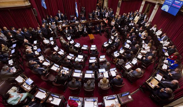 Senado argentino aprovou acordo acertado em fevereiro para o pagamento de bilhões de dólares a credores de dívida em default do paí; medida é considerada essencial para que a Argentina retorne aos mercados globais de capital quase 15 anos depois; agora o governo terá até o dia 14 de abril para pagar aos credores; prazo pode ser estendido já que uma corte de apelação de Nova York deve aprovar a operação em uma sessão prevista para 13 de abril, o que pode não deixar tempo hábil para concretizar o pagamento