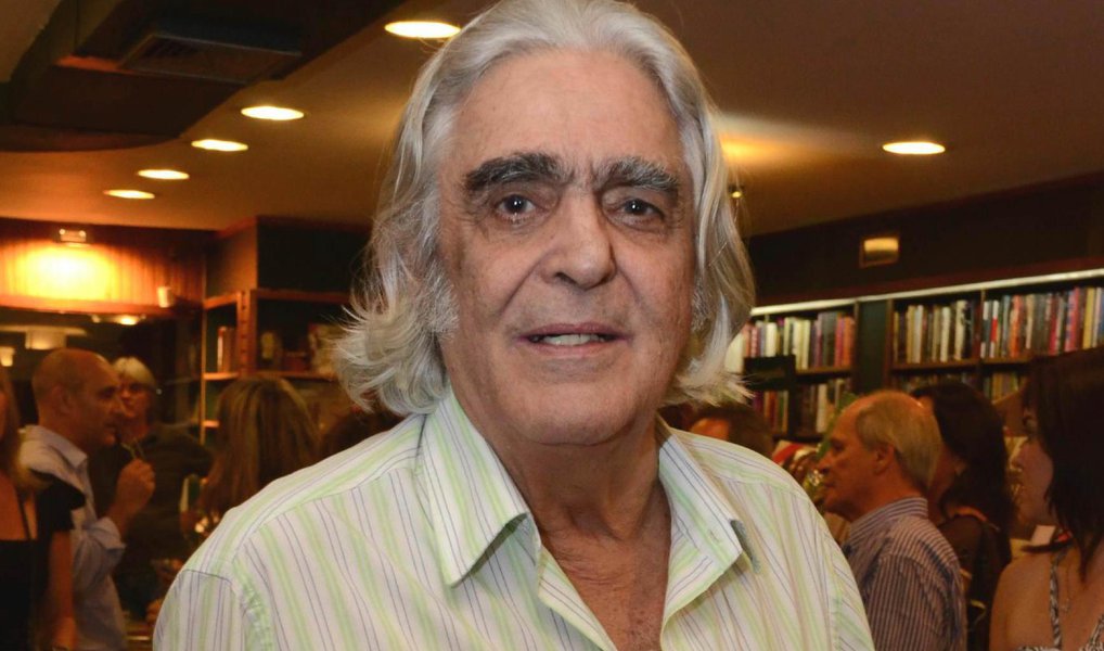 Guru do "Pasquim", da contracultura e do movimento hippie e factótum na TV Globo durante 20 anos, escritor, jornalista e roteirista Luiz Carlos Maciel disse ao 247 que estamos vivendo em "um estado democrático de direita, onde tudo é possível", no qual quem manda mesmo é o PMDB, apesar de o PT estar na presidência da República; "Cunha vai dançar", previu; "Porque ficou muito caro para a direita"; e Temer, segundo ele, desistiu do golpe "porque tomar o poder agora não ajuda 2018"; Brizolista de quatro costados, espera que o STF corrija "anomalias jurídicas" da Lava Jato mais à frente e não tem dúvida de que o juiz Sergio Moro "é um boy do PSDB"