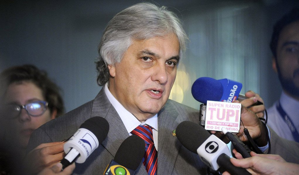 Senador Delcídio do Amaral (sem partido/MS) entrou com mandado de segurança junto ao Supremo em que pede liminarmente a suspensão do processo contra ele no Conselho de Ética do Senado por quebra de decoro parlamentar; na ação, Delcídio afirma que vem sofrendo constrangimento ilegal pelos procedimentos adotados pelo colegiado; pedido será analisado pelo ministro Celso de Mello