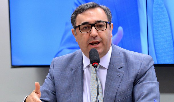 O advogado de defesa do presidente da Câmara, Eduardo Cunha (PMDB-RJ), Marcelo Nobre, disse que, para o Conselho de Ética investigar denúncias diferentes das que motivaram a abertura de processo contra seu cliente, será necessária a abertura de um novo processo; empresário Leonardo Meirelles, dono do laboratório Labogen, disse que o doleiro Alberto Youssef usava contas de suas empresas para receber e repassar valores, e Cunha seria um dos beneficiados; advogado de Cunha afirmou que “relator e alguns membros [do conselho] estão fazendo uma ginástica” para que a imputação não fique restrita à que foi aprovada pelos deputados