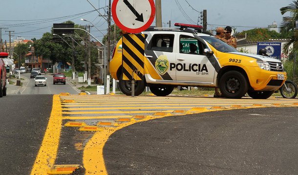 Nove pessoas foram assassinadas em Londrina, no norte do Paraná, após a morte de um policial militar; o agente que tinha 33 anos, foi baleado na Zona Norte da cidade por volta das 20h de sexta-feira (29); outras nove mortes foram registradas após esse horário, porém a polícia não fala sobre relação entre os crimes; além dos mortos, hospitais e unidades de saúde de Londrina registraram a entrada de pelo menos 16 pessoas baleadas após a morte do policial, sendo que pelo menos dois estão em estado grave