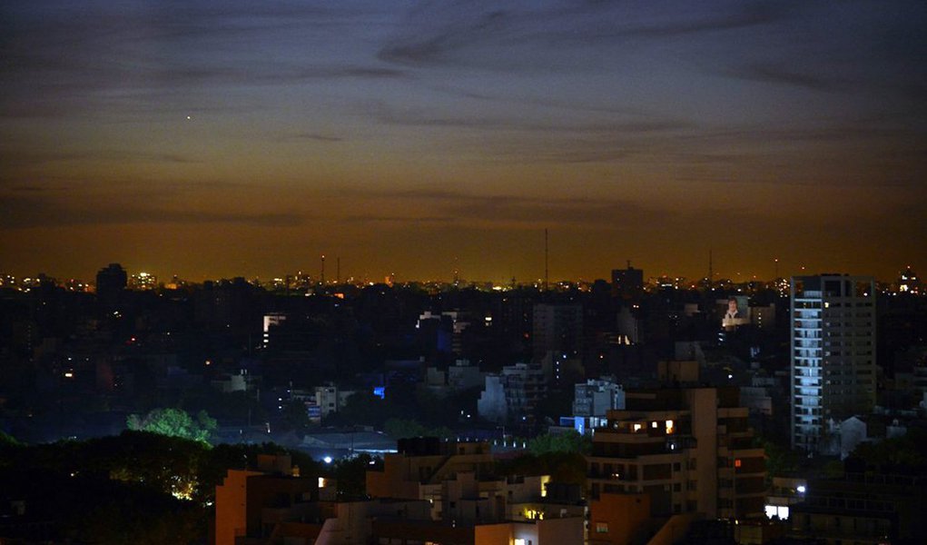 Agência Reguladora de Energia Elétrica (Enre) informou, em seu mais recente relatório, que existem 26.768 pessoas afetadas pelos cortes na área de concessão da empresa Edenor e 11.484 na da Edesur, que fornecem eletricidade aos moradores de Buenos Aires e à sua área metropolitana, a mais povoada do país, devido ao aumento do consumo de energia provocado pelas altas temperaturas registradas em pleno verão
