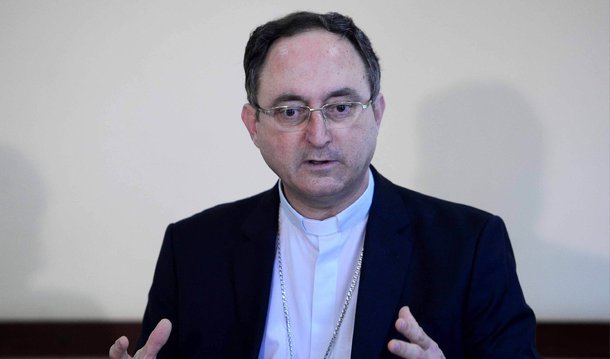 Durante missa para cerca de 2,5 mil pessoas na Catedral Metropolitana de Brasília, o presidente da Conferência Nacional dos Bispos do Brasil (CNBB), dom Sérgio da Rocha, pregou pelo convívio pacífico entre pessoas com diferentes posturas políticas ou religiosas; "A busca pela justiça, que leva à paz, não se faz nunca através da violência. Agressividade física ou verbal não condiz com Cristo", disse; CNBB já divulgou nota apoiando as investigações sobre a corrupção, mas afirmou que é fundamental a garantia do Estado Democrático de Direito