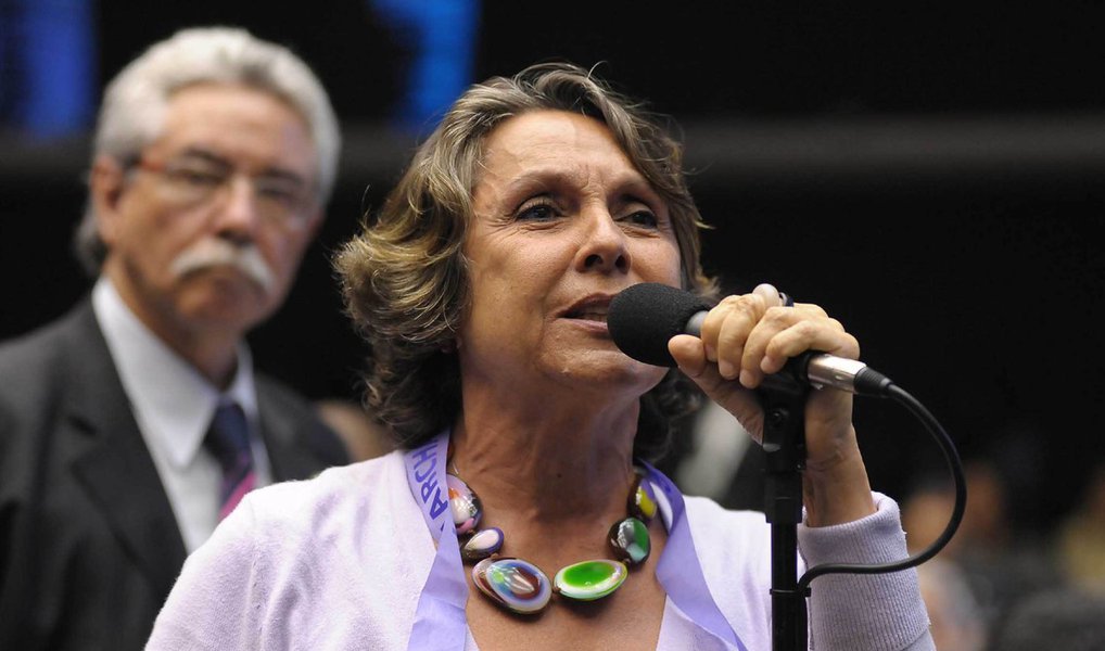 A deputada federal Erika Kokay (PT-DF) apresentou nesta quinta-feira (5) recurso com pedido à presidência da Câmara para suspender a Comissão Parlamentar de Inquérito (CPI) destinada a investigar o suposto uso irregular de dinheiro público por parte da União Nacional dos Estudantes (UNE); de acordo com ela, há uma "verdadeira ofensiva" contra os movimentos sociais que lutam por direitos na Câmara