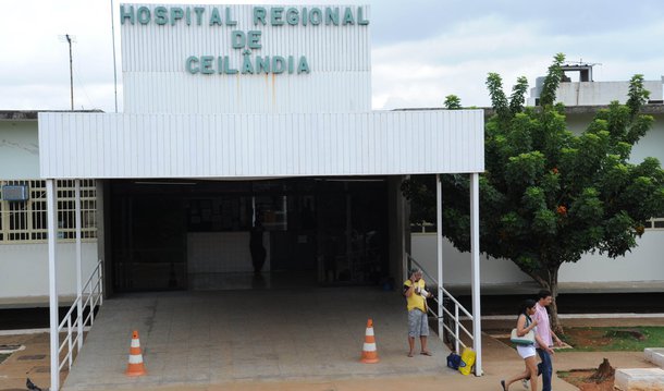 A Secretaria de Saúde investiga o caso de uma grávida que perdeu o bebê após ser liberada do Hospital Regional de Ceilândia; a paciente chegou ao local reclamando de dores abdominais depois de ter tido uma discussão pessoal, foi atendida e recebeu alta; cerca de duas horas depois, sofreu um aborto; a gestante tem 21 anos, mora em Águas Lindas (GO) e está internada no hospital de Ceilândia após passar por uma curetagem; aa diretora da unidade, Talita Lemos Andrade, afirmou que "o exame físico e a coleta de histórico clínico foram feitos de forma pertinente; "Ela não apresentava nenhum sangramento nem sinais de estar em trabalho de parto"