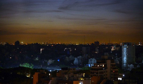 Agência Reguladora de Energia Elétrica (Enre) informou, em seu mais recente relatório, que existem 26.768 pessoas afetadas pelos cortes na área de concessão da empresa Edenor e 11.484 na da Edesur, que fornecem eletricidade aos moradores de Buenos Aires e à sua área metropolitana, a mais povoada do país, devido ao aumento do consumo de energia provocado pelas altas temperaturas registradas em pleno verão