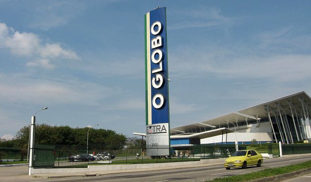 Jornal dos irmãos Marinho destaca pesquisa do IBGE, que aponta um crescimento no número de desempregados em quase dois milhões de pessoas no ano passado, “como a face econômica e social do imbróglio político”; no último trimestre do ano passado, a taxa de desemprego chegou a 8,5%, contra 6,5% no mesmo período de 2014. Pelas médias anuais, o contingente de desocupados passou de 6,7 milhões de pessoas em 2014 para 8,6 milhões no ano passado, quase dois milhões de desempregados a mais