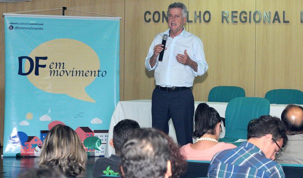 Governador Rodrigo Rollemberg apresentou ao grupo DF em Movimento realizações do primeiro ano de gestão; "Pegamos Brasília com um rombo de R$ 6,5 bilhões, com dívida do governo anterior e com o déficit do orçamento de 2015; chefe do executivo ressaltou que medidas necessárias foram tomadas "para arrumar a casa", como a redução de 38 secretarias de Estado para 17 e o corte de aproximadamente cinco mil cargos comissionados; entre as reivindicações grupo estavam investimentos em rádios e TVs comunitárias e ampliação do horário do metrô aos sábados e aos domingos