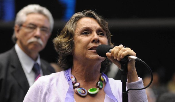 A deputada federal Erika Kokay (PT-DF) apresentou nesta quinta-feira (5) recurso com pedido à presidência da Câmara para suspender a Comissão Parlamentar de Inquérito (CPI) destinada a investigar o suposto uso irregular de dinheiro público por parte da União Nacional dos Estudantes (UNE); de acordo com ela, há uma "verdadeira ofensiva" contra os movimentos sociais que lutam por direitos na Câmara