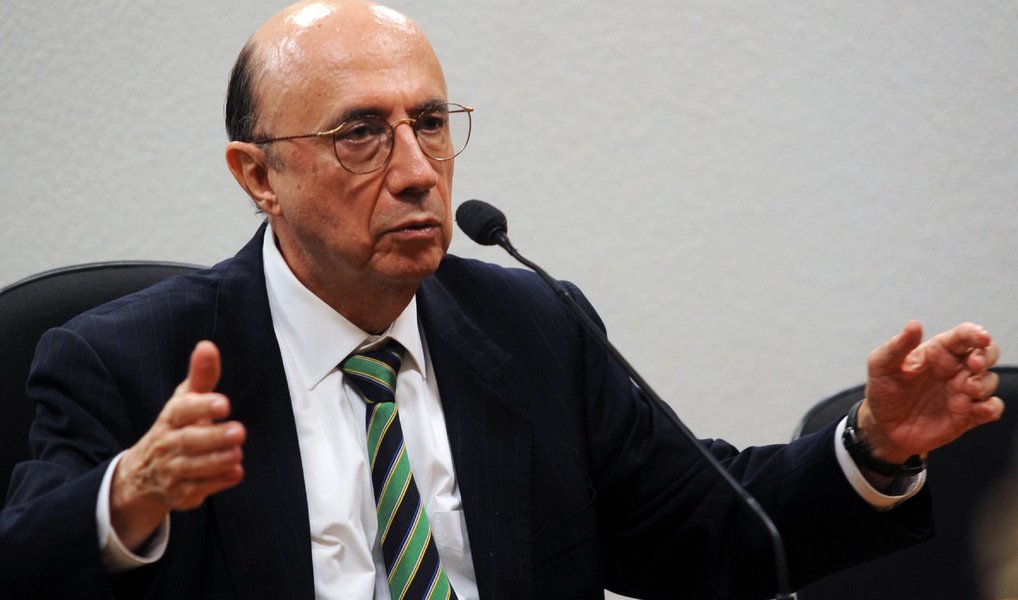 O novo ministro da Fazenda, Henrique Meirelles, disse estar “preparado para enfrentar os problemas” da economia do país, mas não adiantou que ações tomará para debelar as crises fiscal e econômica. Segundo ele, as ações serão anunciadas no devido tempo; da posse no Palácio no Planalto, Meirelles seguiu direto para o Ministério da Fazenda