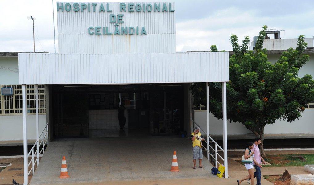 A Secretaria de Saúde investiga o caso de uma grávida que perdeu o bebê após ser liberada do Hospital Regional de Ceilândia; a paciente chegou ao local reclamando de dores abdominais depois de ter tido uma discussão pessoal, foi atendida e recebeu alta; cerca de duas horas depois, sofreu um aborto; a gestante tem 21 anos, mora em Águas Lindas (GO) e está internada no hospital de Ceilândia após passar por uma curetagem; aa diretora da unidade, Talita Lemos Andrade, afirmou que "o exame físico e a coleta de histórico clínico foram feitos de forma pertinente; "Ela não apresentava nenhum sangramento nem sinais de estar em trabalho de parto"