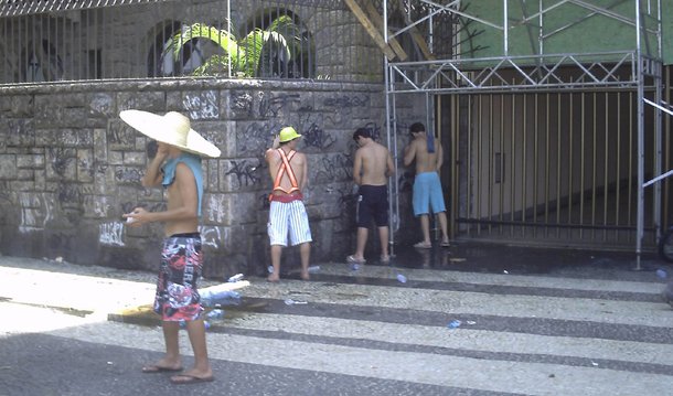 Agentes da Secretaria Municipal de Ordem Pública (Seop) multaram 191 pessoas que foram flagradas urinando em público nos desfiles de blocos durante o sábado de carnaval; um estrangeiro e 23 mulheres estavam entre os "mijões"; desde o início da fiscalização, ainda nos dias anteriores ao carnaval, os agentes da Seop, com apoio de guardas municipais e fiscais do programa Lixo Zero da Comlurb, já multaram 579 pessoas, das quais 88 mulheres, por fazer xixi na rua; valor da multa é de R$ 510