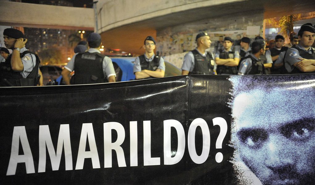 A 35ª Vara Criminal do Rio de Janeiro condenou 13 dos 25 policiais militares acusados da tortura e morte do pedreiro Amarildo de Souza, em 2013, na Rocinha, na zona sul da cidade; entre eles está o ex-comandante da UPP da Rocinha major Edson Santos, condenado a 13 anos e sete meses de prisão pelos crimes de tortura e ocultação de cadáver; outro condenado é o tenente Luiz Felipe Medeiros, subcomandante da UPP na época do desaparecimento de Amarildo, que recebeu a pena de dez anos e sete meses de prisão pelos crimes de tortura, ocultação de cadáver e fraude processual (por ter tentado prejudicar a investigação do crime)