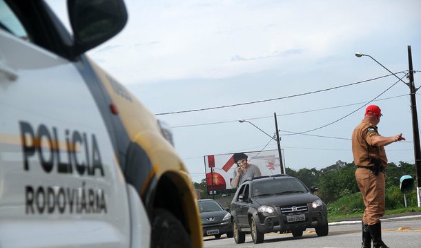 Para garantir a segurança dos veranistas nas rodovias estaduais na região do Litoral, o Batalhão de Polícia Rodoviária (BPRv) lançará nesta sexta-feira (14), a Operação Lei Seca; a medida visa identificar motoristas que estejam dirigindo embriagados e diminuir os acidentes de trânsito; a operação vai até a próxima quarta-feira (10); conforme o Código de Trânsito Brasileiro (CTB), o condutor é preso se for constatado mais de 0,3 miligrama de concentração de álcool por litro de sangue; mesmo se o nível for menor, o motorista é multado em R$ 1.915,40 e tem a CNH suspensa por 12 meses