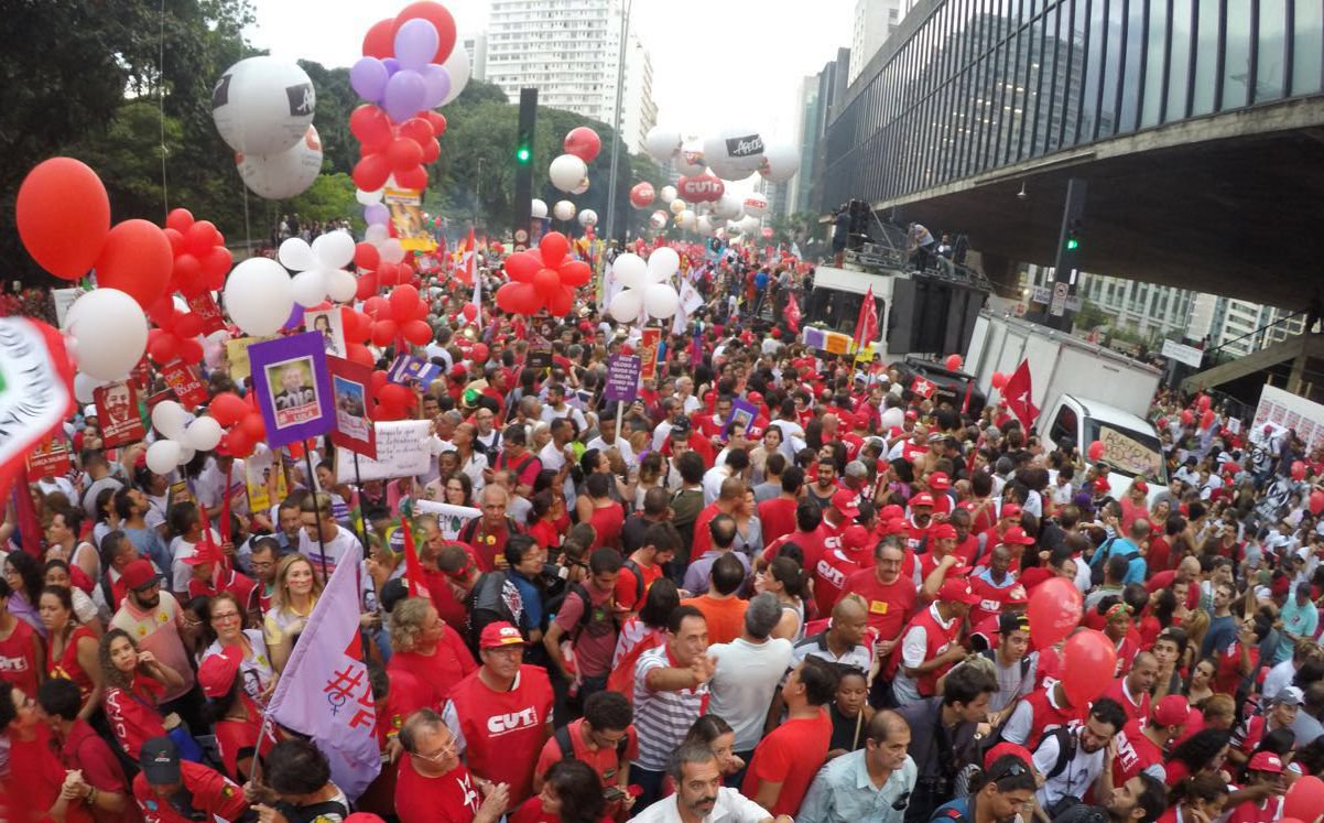 Os golpistas já estão se dando conta que só com TVS (Rede Globo e CIA), jornais, rádios, redes sociais, uma massa de pessoas influenciadas pelo noticiário golpista, mais as bandas podres de partidos políticos no Congresso não são suficientes para derrubar o governo no velho estilo senhorial