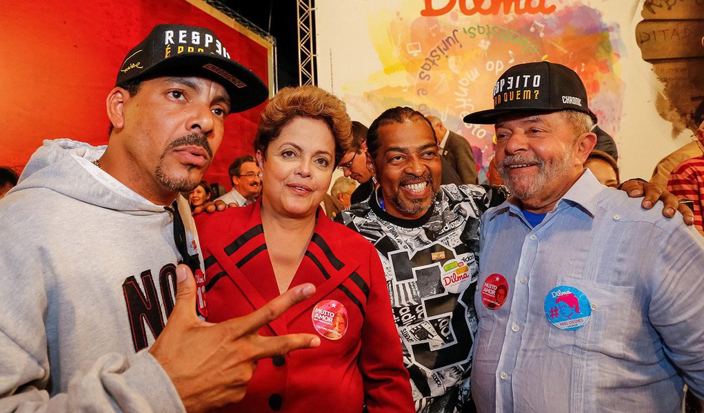 Um grupo por formado por 53 entidades e líderes ligados ao movimento hip hop divulgou um manifesto em defesa da democracia; "Sempre que a Globo, a Veja, a Folha, a polícia e todos esses filhos da ditadura estiverem de um lado. Pode acreditar, nós estaremos do outro lado, do seu lado", afirma; "Quando homens sem caráter, que roubaram durante 500 anos as riquezas da nação e tentam culpar a única mulher presidenta de nossa história, nós não vacilamos, lutaremos e diremos em alto e bom som: É GOLPE!"; leia íntegra 