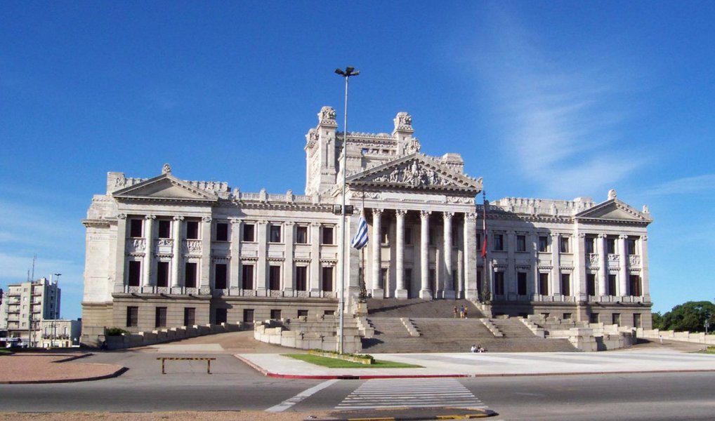17 de 20 integrantes da delegação brasileira se retiraram nesta segunda-feira, 25, da sessão plenária do Parlasul, o parlamento do Mercosul, em Montevidéu; decisão ocorreu um dia depois do presidente da entidade, o deputado argentino Jorge Taiana, classificar como golpe o processo de impeachment contra a presidente Dilma Rousseff; "Nós ficamos surpresos quando hoje vimos no site oficial do Parlasul uma declaração irresponsável do presidente em relação ao processo de impeachment que acontece no Brasil", disse o deputado Arthur Oliveira Maia (PPS-BA); os três brasileiros que permaneceram na solenidade são os deputados Benedita da Silva (PT-RJ), Ságuas Moraes (PT-MT) e Jean Wyllys (PSOL-RJ), que chamou de "arrogante e indecorosa" a postura dos parlamentares que se retiraram