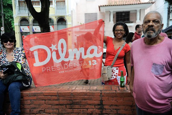 Manifestantes favoráveis à continuidade do governo da presidente Dilma Rousseff se reuniram na tarde deste domingo na Praça São Salvador, na zona sul do Rio de Janeiro, e fizeram uma assembleia da Frente Brasil Popular, que reúne entidades dos movimentos sociais e partidos políticos como o PT e o PC do B; objetivo da assembleia era transmitir informes sobre a mobilização desta semana, que vai incluir uma passeata no centro do Rio de Janeiro na tarde do dia 18, na Praça XV, e um ato segunda-feira (14) em frente à sede do jornal O Globo