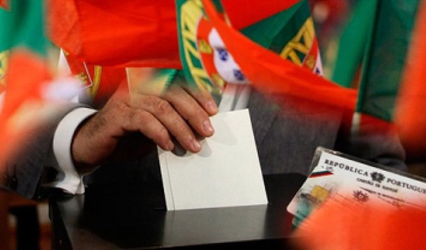 Mais de 9,7 milhões de eleitores devem comparecer neste domingo (24) às seções de votação para eleger o substituto de Cavaco Silva; dez candidatos concorrem ao cargo, um recorde na história das eleições do país; se algum deles obtiver mais de 50% dos votos será eleito em primeiro turno; caso contrário, os eleitores voltam às urnas para o segundo turno entre os dois candidatos mais votados no dia 14 de fevereiro