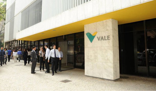 Mineradora Vale fechou o exercíco de 2015 com prejuízo líquido acumulado de R$ 44,213 bilhões, ante um lucro R$ de 954 milhões em 2014; prejuizo é atribuído principalmente a uma menor margem na geração de caixa, maiores baixas contábeis e ao efeito negativo nos resultados financeiros da depreciação do real frente ao dólar
