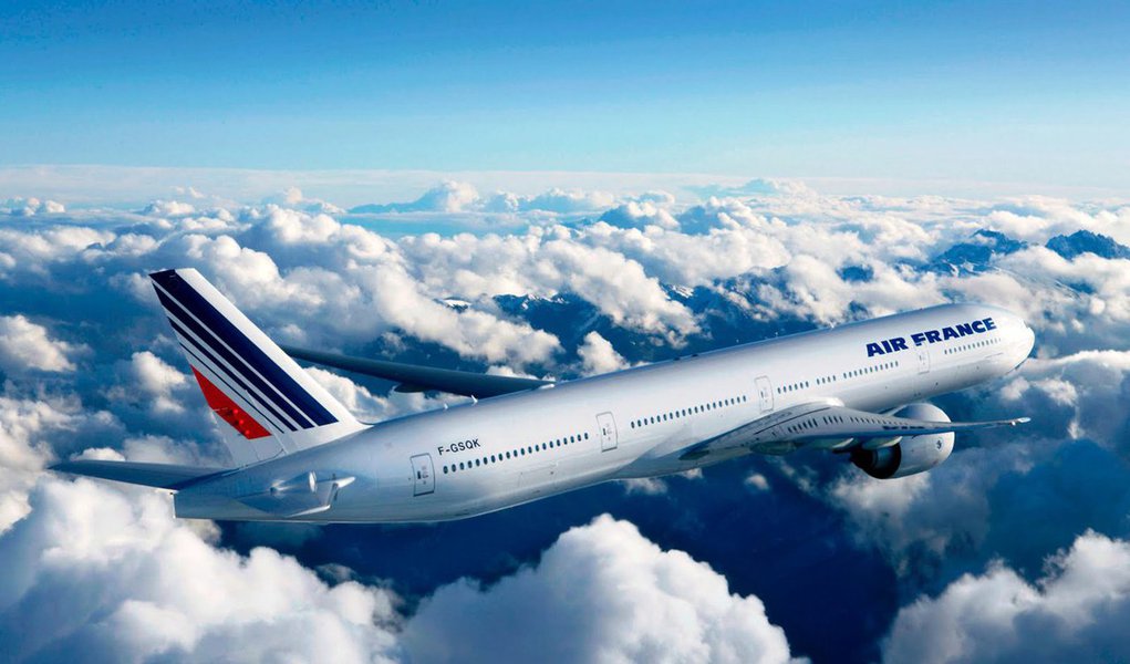 Um voo da Air France que seguia de San Franciso, nos Estados Unidos, para Paris foi desviado para Montreal após uma "ameaça anônima"; autoridades de segurança ao redor do mundo estão em alerta desde extremistas ligados ao grupo Estado Islâmico reivindicaram a autoria dos ataques em Paris no mês passado, que deixaram 130 mortos e cerca de 350 feridos