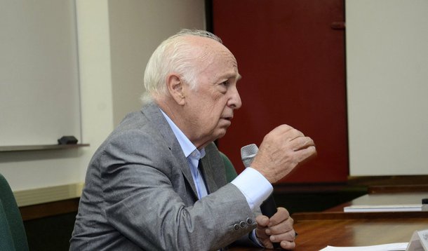 Ex-ministro Luiz Carlos Bresser-Pereira diz que ‘o governo reconheceu seus erros, e a confiança voltará, como já voltaram as oportunidades de investimento’; diz, no entanto, que ‘além de fazer reformas, como a da Previdência, o governo deve revelar-se capaz de discutir com a sociedade uma nova política que mantenha a taxa de câmbio real flutuando em torno do equilíbrio competitivo nos próximos anos’