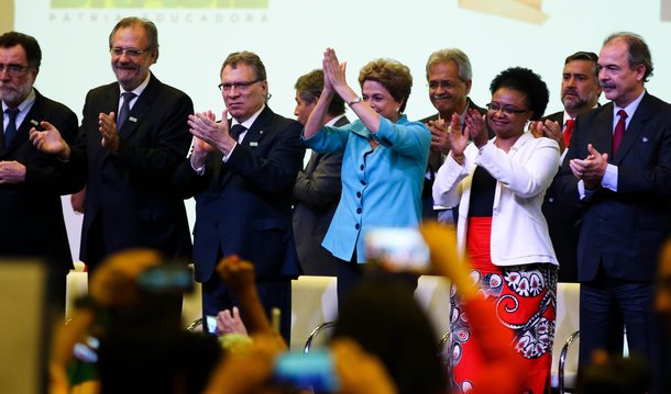 Coros de "Não vai ter golpe, vai ter luta", "Fora Cunha" e "Olê, olê, olá, Dilma, Dilma" eram entoados pelos presentes à Conferência de Direitos Humanos, em Brasília; antes mesmo de Dilma chegar ao evento, os oradores falavam contra o processo de impeachment, cuja abertura foi aprovada pela Câmara dos Deputados, na semana passada, e agora está em discussão em comissão especial do Senado