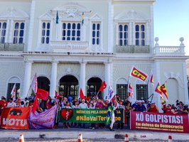 Manter a presença nas praças, nas ruas e nas redes e garantir uma ampla mobilização nos dias que antecedem a votação da malfadada proposta na Câmara dos Deputados é a tarefa primordial do momento. Vamos continuar pressionando para que as forças do atraso, do ódio e do rancor retornem ao limbo da história, de onde nunca deveriam ter saído