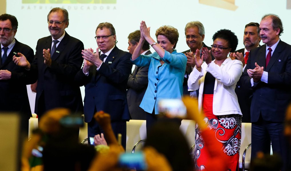 Coros de "Não vai ter golpe, vai ter luta", "Fora Cunha" e "Olê, olê, olá, Dilma, Dilma" eram entoados pelos presentes à Conferência de Direitos Humanos, em Brasília; antes mesmo de Dilma chegar ao evento, os oradores falavam contra o processo de impeachment, cuja abertura foi aprovada pela Câmara dos Deputados, na semana passada, e agora está em discussão em comissão especial do Senado