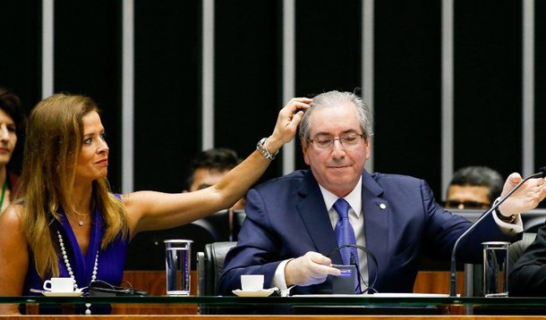 Entre as primeiras manifestações que Eduardo Cunha recebeu depois que o Supremo Tribunal Federal o tornou réu em ação penal por corrupção e lavagem de dinheiro, estava a de sua esposa, a jornalista Cláudia Cruz; "Calma. Deus sempre no controle. Ele move. Ele põe. Ele tira. Ele faz", escreveu Cláudia para Cunha em mensagens de celular; "Confia no senhor mesmo que o vento esteja ao contrário ele não te abandonou (sic)", completou; Eduardo Cunha também trocou mensagens com a filha Camila e com advogados