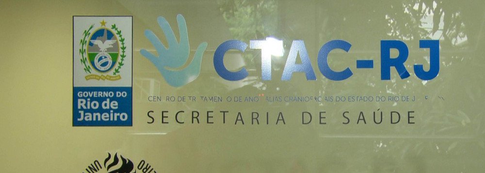 O atraso nos salários de funcionários levou o Centro de Tratamento de Anomalias Craniofaciais (CTAC), da Uerj, a suspender cirurgias e atendimentos desde 20 de janeiro; segundo o diretor médico da unidade, o cirurgião plástico Henrique Cintra, parte da equipe já não tinha mais dinheiro nem para o deslocamento diário para o trabalho, porque não recebe salários e benefícios desde outubro