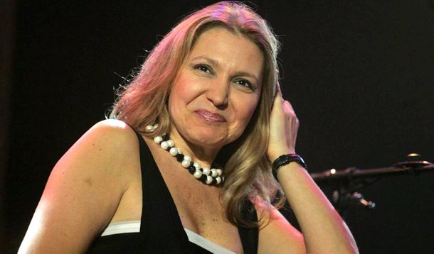 Pianista e cantora brasileira Eliane Elias ganhou o Grammy na categoria jazz latino com o álbum Made in Brazil; álbum, lançado em março do ano passado, é o 24º da artista e o primeiro gravado por ela no Brasil; "Estou tão feliz de compartilhar com vocês, meus queridos amigos, que Made in Brazil acabou de ganhar o Grammy de melhor álbum latino de jazz do ano. Obrigado por todo apoio ", postou nas redes sociais disse a artista em sua conta no Facebook. Eliane estava no Brasil, durante a cerimônia, e foi representada por sua filha Amanda; grande vencedora da premiação foi a  cantora pop Taylor Swift 