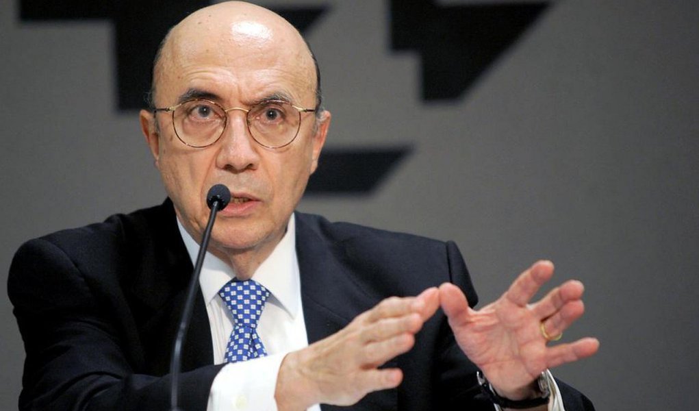 Nome indicado para a Fazenda de um eventual governo de Michel Temer, o ex-presidente do Banco Central Henrique Meirelles nunca escondeu suas ambições políticas; em 2010, Meirelles sonhou ser indicado pelo PMDB, sua legenda na época, para vice da chapa de Dilma Rousseff, com o apoio do ex-presidente Lula, mas Temer se impôs e ficou com a vaga; seus aliados sugerem que agora ele faça do novo cargo no Ministério da Fazenda um trampolim para viabilizar uma candidatura presidencial em 2018