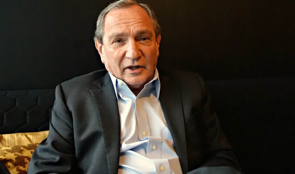 A grande mídia ocidental vem sistematicamente sonegando de seu público qualquer informação ou análise a respeito dos riscos, reais e crescentes, de guerra global, algo que poderá facilmente escalar para uma guerra nuclear devastadora do planeta; George Friedman, fundador e presidente da STRATFOR, a maior dentre as empresas de consultoria dos EUA voltadas à prospecção e levantamento de tendências (inteligência) da geopolítica mundial, vem em entrevista divulgar a público aquilo que, há muito tempo, empresas vêm informando a seus seletos (e poderosos) clientes