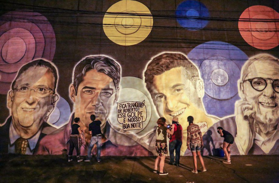 O Levante Popular da Juventude realizou uma intervenção no mural criado para comemorar os 50 anos da emissora, colocando balões de conversa nas imagens de Roberto Marinho, William Bonner e Luciano Huck com as frases “Em 1964 foi a minha vez, agora é com vocês” e “Fica tranquilo Dr. Roberto! Esse golpe é nosso! Boa noite! “