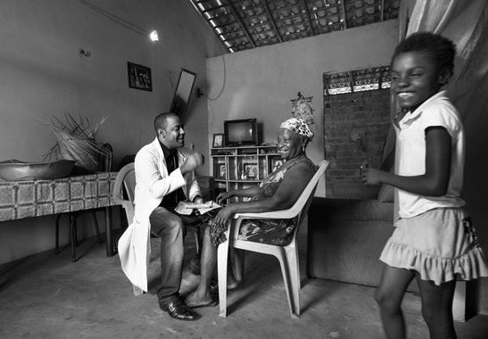 Com tiragem inicial de 3 000 exemplares e apresentação de Arthur Chioro, que foi ministro da Saúde entre fevereiro de 2014 e outubro de 2015, o livro "Mais Médicos" é uma obra institucional necessária. As fotografias capturadas pela câmara de Araquém Alcântara em 19 Estados registram o trabalho de 18 000 médicos em pontos extremos da sociedade brasileira. As cinco imagens que ilustram essa nota, cedidas especialmente para o 247 pelo próprio Araquém, são uma pequena amostra de um trabalho de 219 páginas