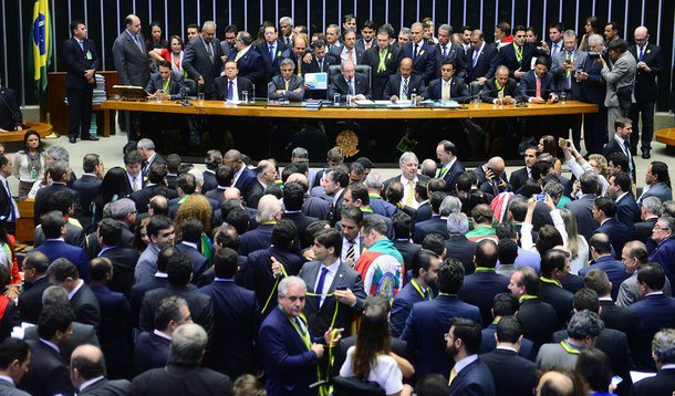 Estes que tiveram suas máscaras de golpistas expostas, aguardarão o julgamento irrefutável da história, sob a resistência e os protestos dos que decidiram não ficar inertes diante daqueles que elegeram corruptos como heróis