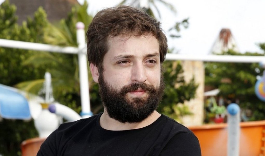 Humorista e colunista Gregório Duvivier lembra que antigamente era aceitável ter escravos: “Tudo já foi normal até que algum dia ficou bizarro”; ele questiona o que, então, vai ser bizarro daqui a cem anos; cita ser proibido à mulher interromper sua gestação como se o seu corpo pertencesse ao Estado; um pastor se eleger deputado e citar a Bíblia no Congresso; negros ganharem pouco mais da metade do que ganham brancos, entre outras realidades 