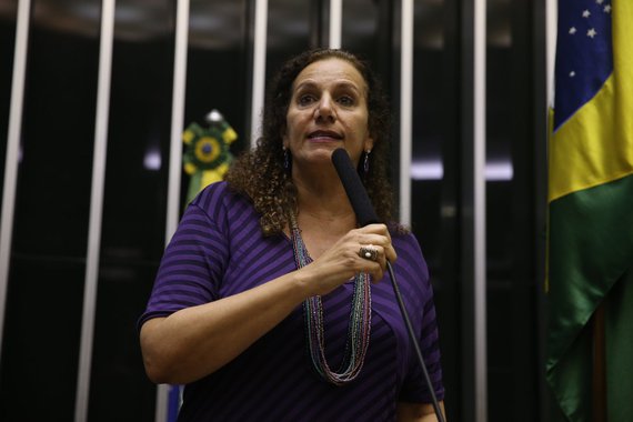 Líder do PCdoB, partido que entrou com duas ações no STF contra a votação secreta determinada pelo presidente da Câmara, Eduardo Cunha, e contra a criação de uma chapa avulsa para definir os integrantes da comissão de impeachment, cobrou os parlamentares pelo voto secreto: "Qual o medo? Medo da sociedade?"; ela também disse que Cunha faria um "favor à sociedade" se deixasse a cadeira