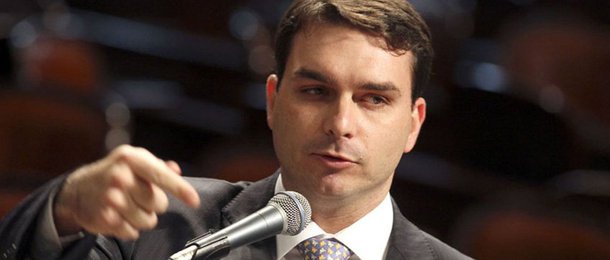 O deputado estadual Flávio Bolsonaro (PSC), filho do deputado federal Jair Bolsonaro (RJ), do mesmo partido, trocou tiros com criminosos, na Avenida das Américas, Barra da Tijuca, Zona Oeste do Rio; de acordo com a assessoria do parlamentar, ele passava de carro pela via, em companhia de um segurança, quando foi abordado por dois homens numa moto, que teriam tentado assaltá-lo; o segurança do deputado sacou sua arma, mas os criminosos atiraram primeiro, sem ferir os ocupantes do carro; Bolsonaro efetuou disparos com sua própria arma e teria ferido um dos criminosos, que fugiu