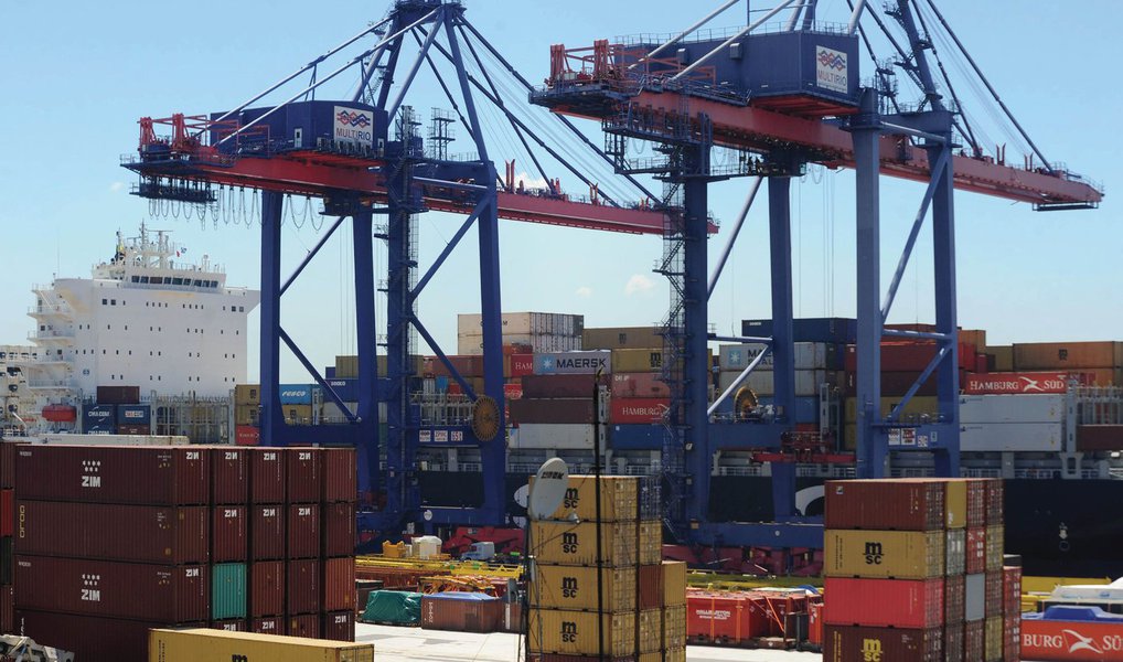 Balança comercial brasileira teve superávit de US$ 4,435 bilhões em março, melhor resultado para meses de março desde o início da série histórica da balança, em 1989; saldo positivo resultou de US$ 15,994 bilhões em exportações e US$ 11,559 bilhões em importações;  dados foram divulgados nesta sexta-feira, 1º, pelo Ministério do Desenvolvimento Econômico